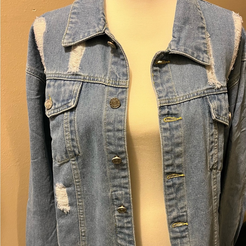 XXL This NOT true to the size it’s like a XL stone wash distress, denim jacket.